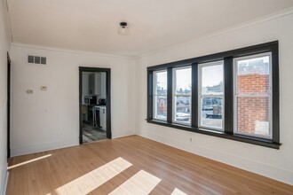 6321 N Oakley Ave in Chicago, IL - Building Photo - Building Photo