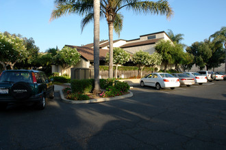 Hollipat Apartments in Santa Barbara, CA - Building Photo - Building Photo