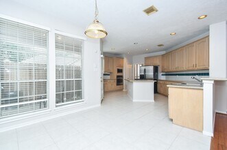 7010 Adobe Oaks Ct in Sugar Land, TX - Building Photo - Building Photo