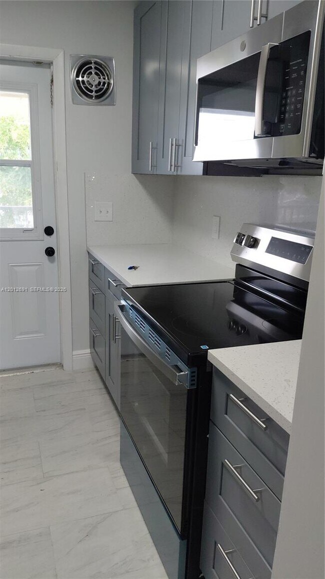5480 NW 11th St in Plantation, FL - Building Photo - Building Photo