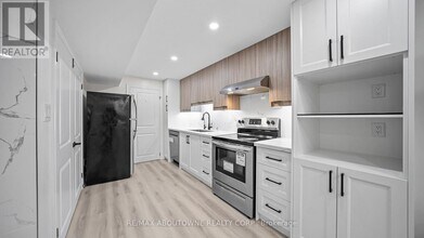 341 Ironside Dr in Oakville, ON - Building Photo - Building Photo