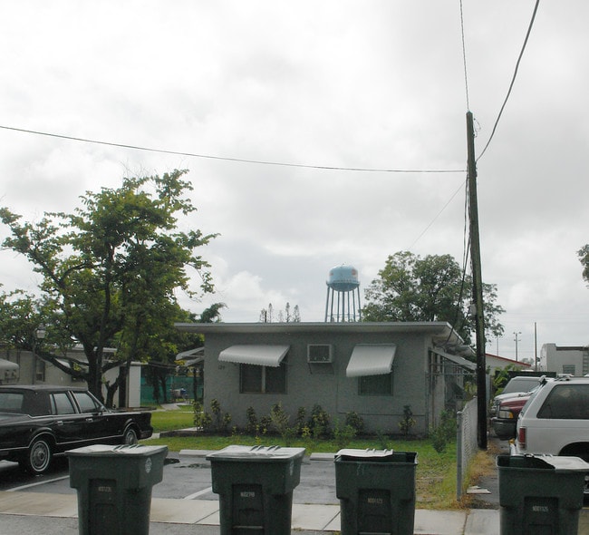 124 SE 4th St in Hallandale Beach, FL - Foto de edificio - Building Photo