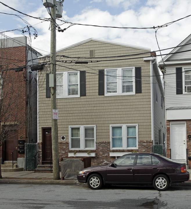 121 Audrey Ave in Oyster Bay, NY - Building Photo