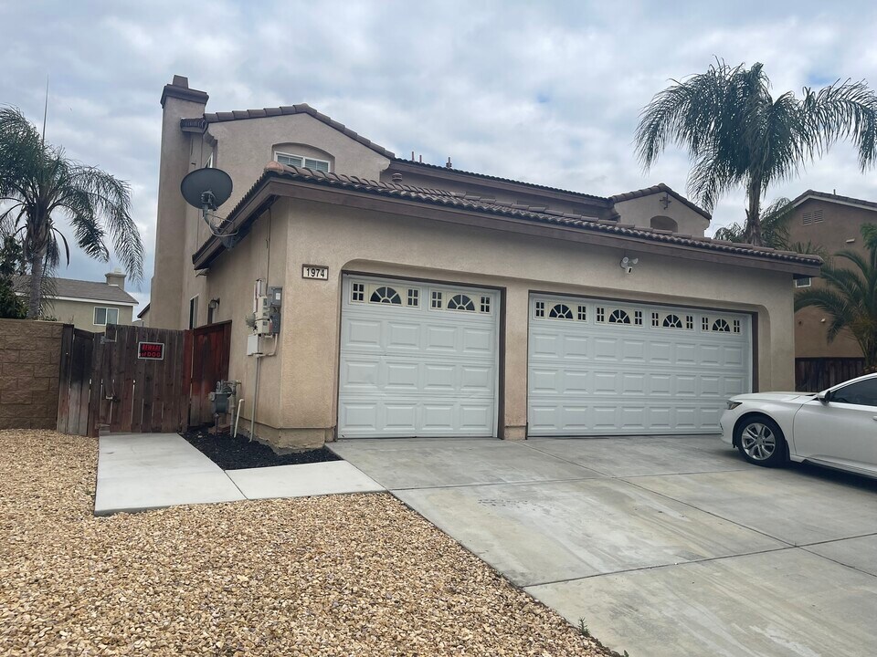 1974 Arroyo Viejo Dr in San Jacinto, CA - Building Photo