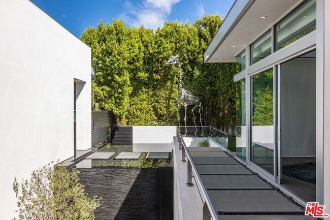1474 Blue Jay Way in Los Angeles, CA - Building Photo - Building Photo