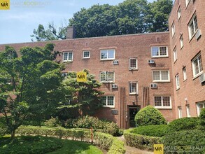 28 Saint Paul St, Unit 1 in Brookline, MA - Foto de edificio - Building Photo