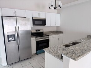 1210 Cape Coral Pkwy W in Cape Coral, FL - Foto de edificio - Building Photo