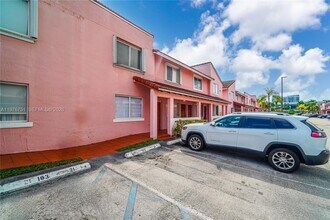 8021 Lake Dr in Doral, FL - Building Photo - Building Photo