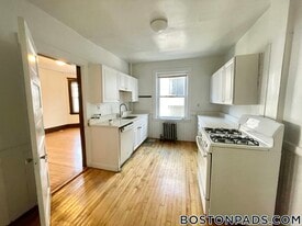 14 Centre St in Cambridge, MA - Building Photo