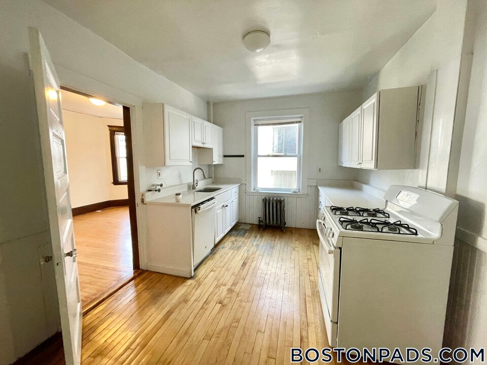 14 Centre St in Cambridge, MA - Building Photo