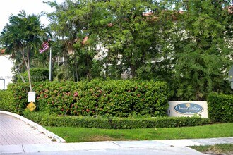 55 Ocean Ln Dr in Key Biscayne, FL - Building Photo - Building Photo
