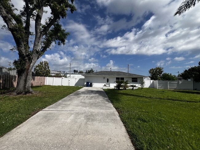 120 Shanle Dr in North Fort Myers, FL - Building Photo - Building Photo