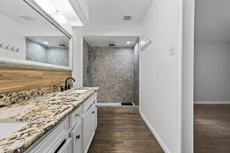 6102 Crakston St in Houston, TX - Building Photo - Building Photo