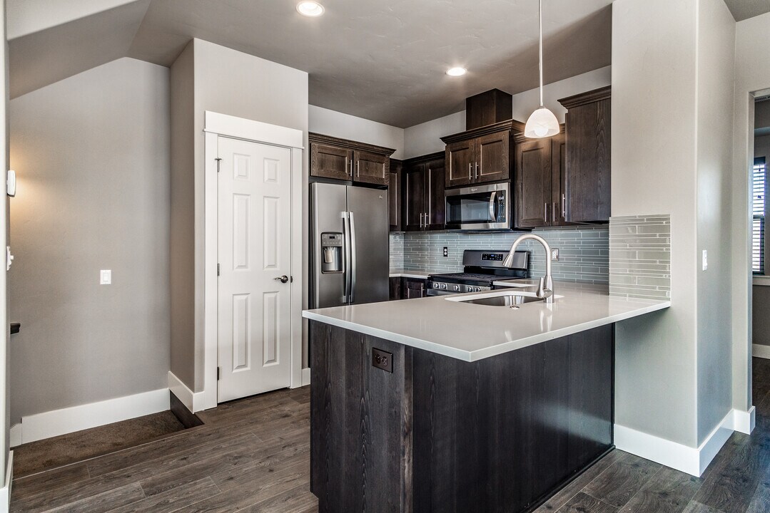 20500 Empire Ave in Bend, OR - Foto de edificio