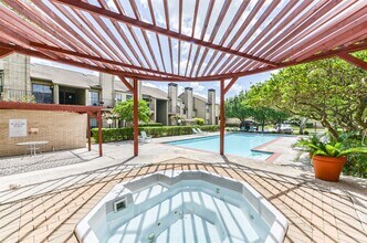 10811 Richmond Ave. in Houston, TX - Foto de edificio - Building Photo