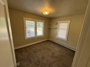 1568 3rd St NE in East Wenatchee, WA - Foto de edificio - Building Photo