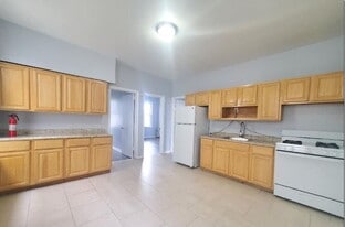41 W 54th St, Unit 2r