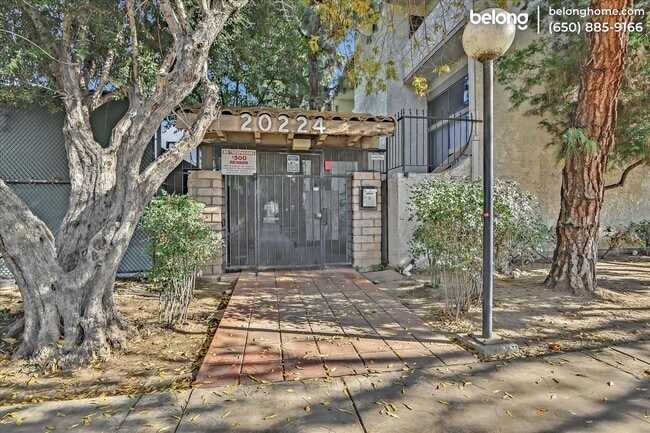 20224 Sherman Way in Los Angeles, CA - Building Photo - Building Photo
