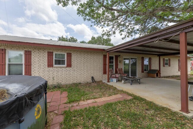 865 Verdi Rd in Pleasanton, TX - Building Photo - Building Photo