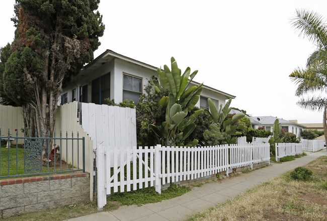 404-408 Topeka St in Oceanside, CA - Building Photo - Building Photo