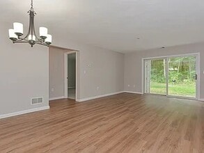 330 Sunderland Rd, Unit 91 in Worcester, MA - Foto de edificio - Building Photo