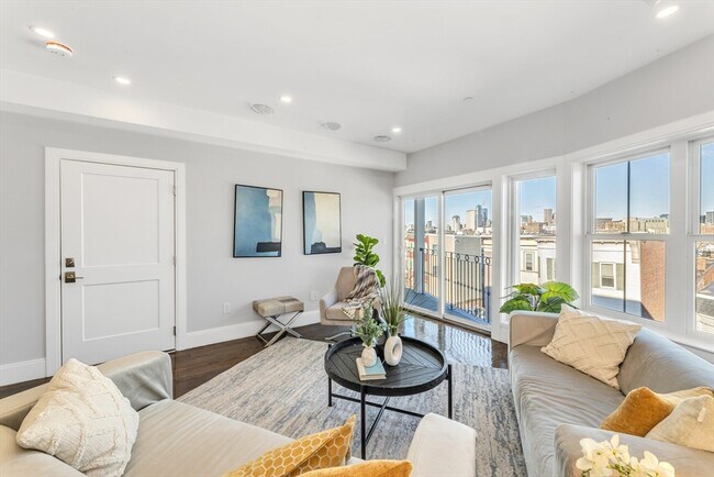 582 E Broadway, Unit 2 in Boston, MA - Building Photo - Building Photo