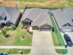 1013 NE 34th Terr in Moore, OK - Building Photo - Building Photo