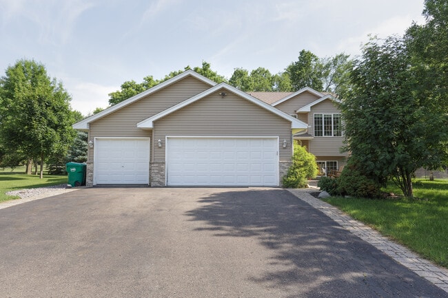 22075 Red Oak Dr in Rogers, MN - Building Photo - Building Photo
