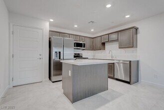 933 Watford Pl in Henderson, NV - Building Photo - Building Photo