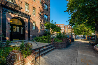 192 E 8th St in Brooklyn, NY - Foto de edificio - Building Photo