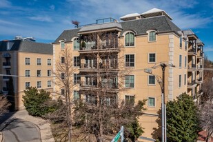 2300 Leonard St Apartamentos