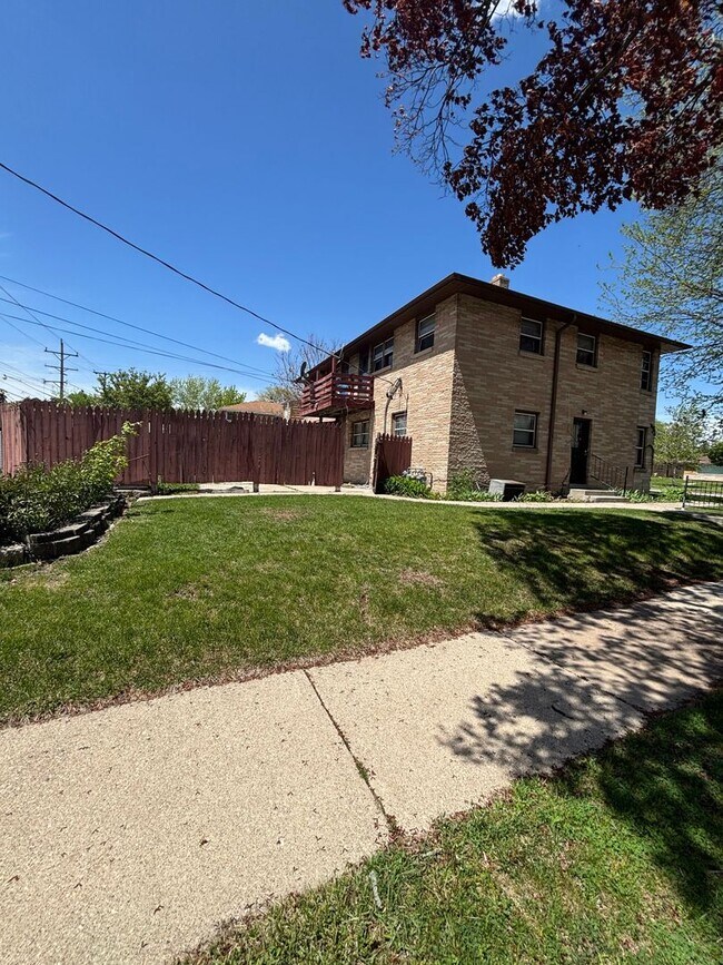 7305 W Hampton Ave in Milwaukee, WI - Building Photo - Building Photo
