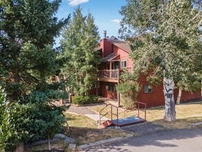 23800 Co Rd 16 in Oak Creek, CO - Foto de edificio - Building Photo