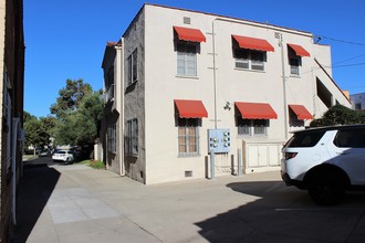 1048 Carmona Ave, Unit 1048 in Los Angeles, CA - Building Photo - Building Photo