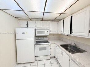 498 NW 165th St in Miami, FL - Building Photo - Building Photo