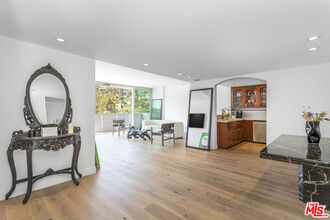 8787 Shoreham Dr in West Hollywood, CA - Building Photo - Building Photo