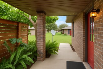 2108 Cabernet Ct in Eagle Lake, FL - Foto de edificio - Building Photo