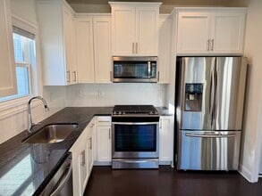 1747 Stone Hedge Dr NW, Unit Apt B in Atlanta, GA - Foto de edificio - Building Photo