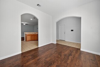 8002 Colonial Ln in Houston, TX - Building Photo - Building Photo