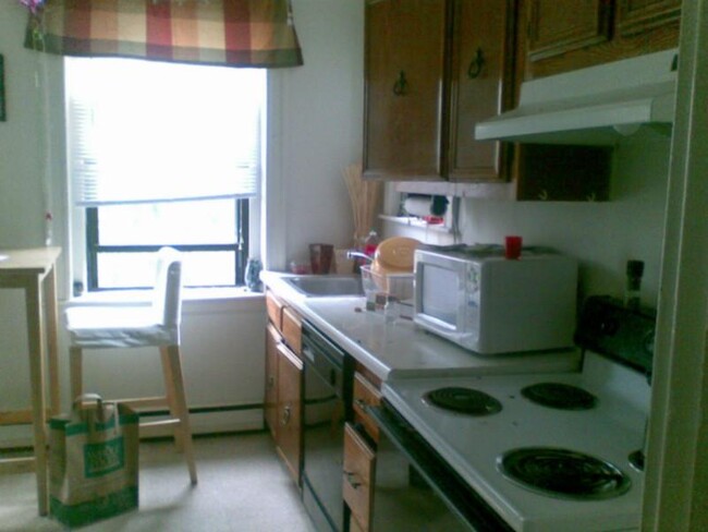 1422 Commonwealth Ave, Unit 10 in Boston, MA - Building Photo - Building Photo