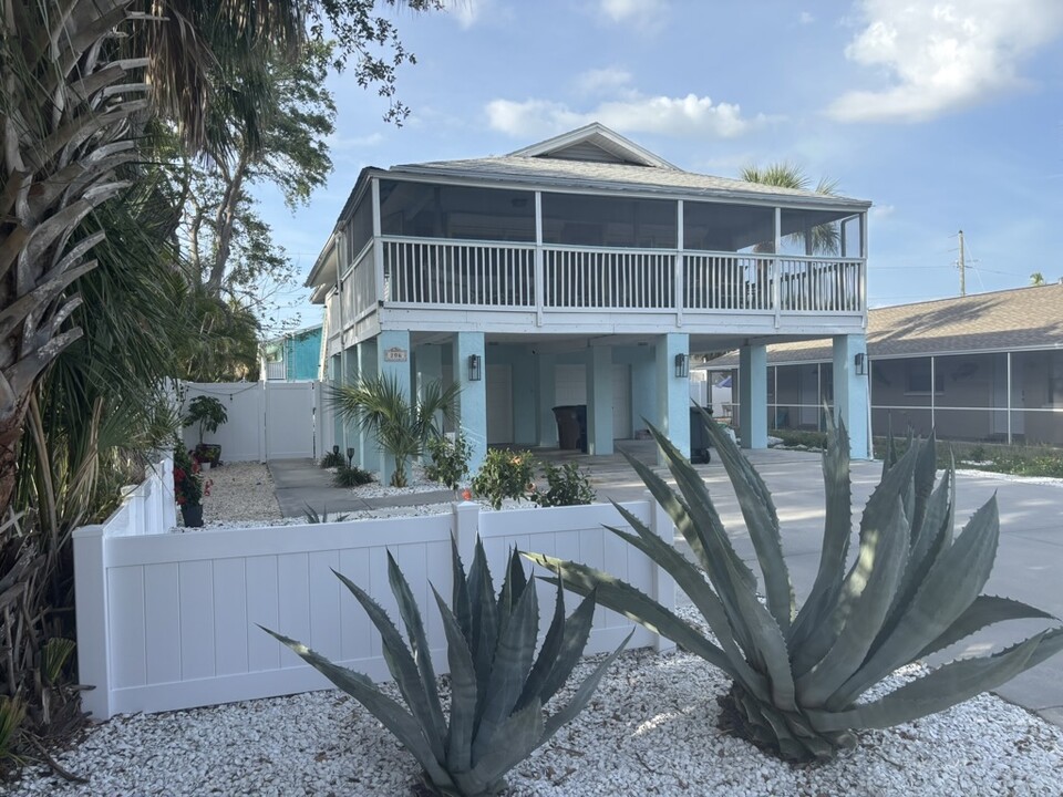 206 14th Ave N in Indian Rocks Beach, FL - Foto de edificio