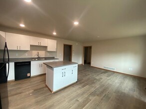 SunHill in Bryant, SD - Foto de edificio - Building Photo