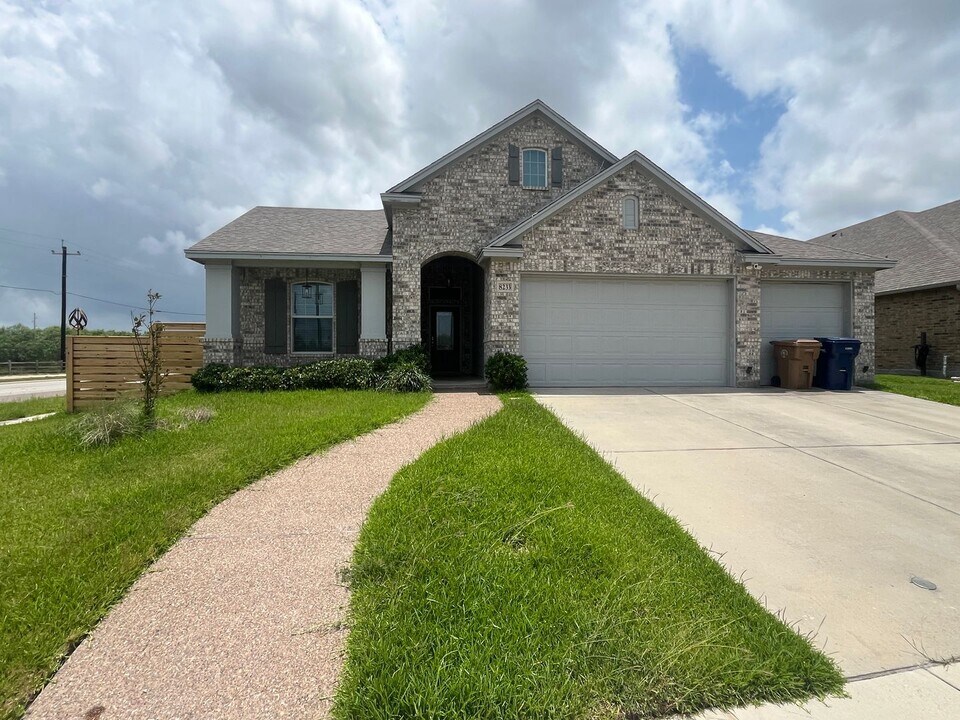 8233 Yosemite Dr in Corpus Christi, TX - Building Photo