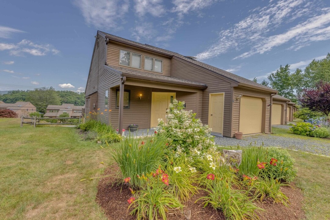 21 Woodbury Dr in Bristol, NH - Building Photo