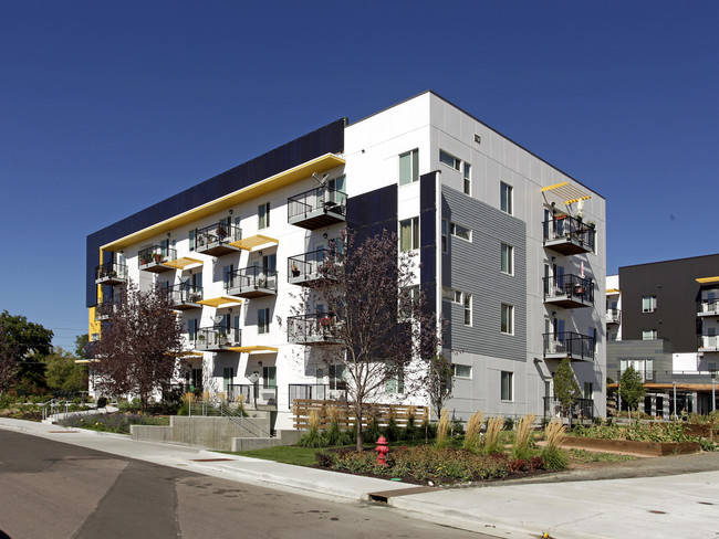 Creekside West in Lakewood, CO - Building Photo - Building Photo