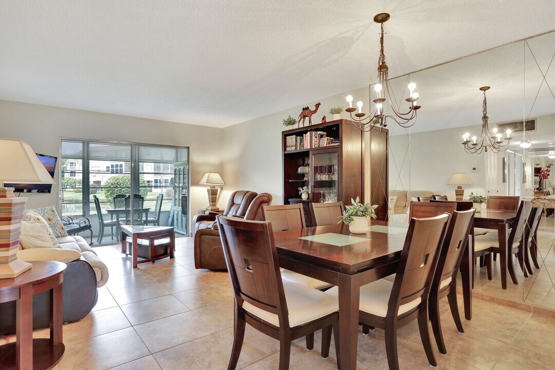 3401 NW 47th Ave, Unit 413 in Lauderdale Lakes, FL - Building Photo