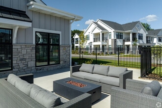 Seasons at Elgin in Elgin, IL - Foto de edificio - Building Photo