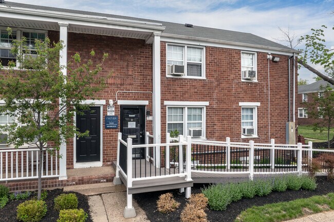 Welcome to Red Oak Apartments in Hamilton, New Jersey.
