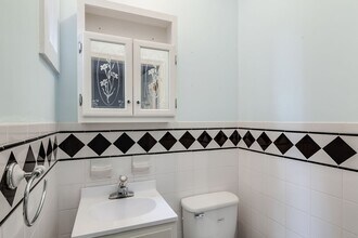 2410 Carpenter St in Philadelphia, PA - Building Photo - Building Photo