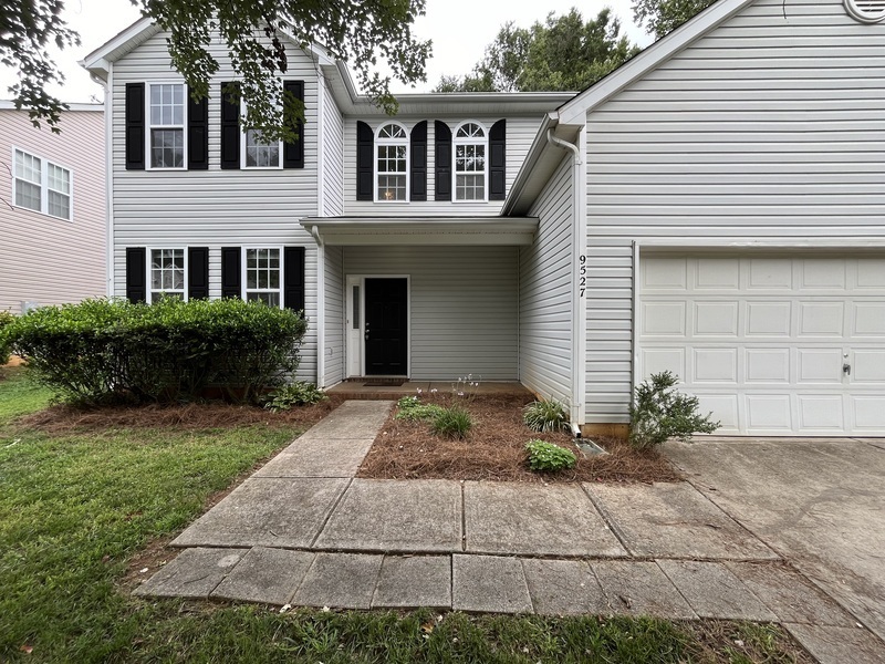 9527 Scotland Hall Ct in Charlotte, NC - Foto de edificio